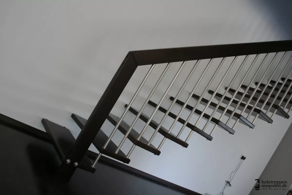 Schwarze Treppe freitragend