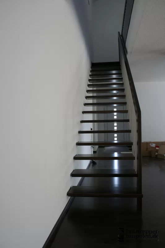 Schwarze Treppe freitragend