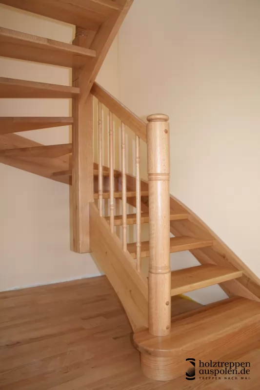 Treppe mit gedrechselten Stäben